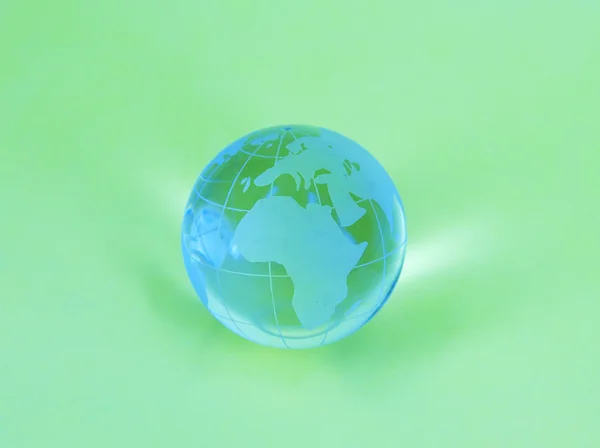 Стеклянный глобус, изолированный на синем фоне — стоковое фото