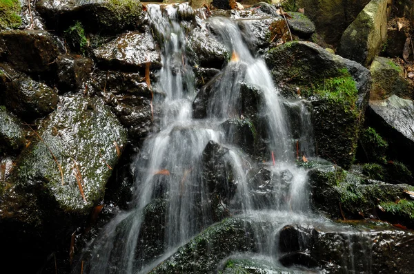 Wasserfall ist wunderschön — Stockfoto