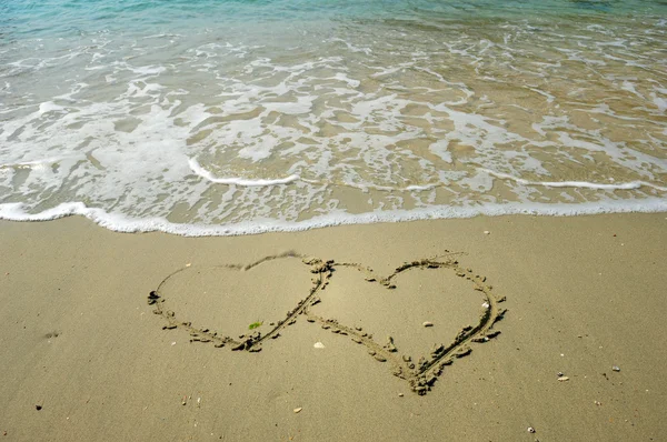 Zwei Herzen im Strand gezeichnet — Stockfoto