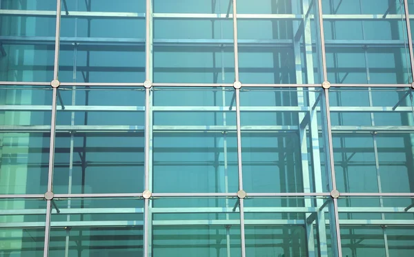 Hedendaags kantoorgebouw blauw glas wand detail — Stockfoto
