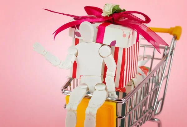 Shopping cart fyllning med jul dekorationer bakgrund och söta jul orm — Stockfoto