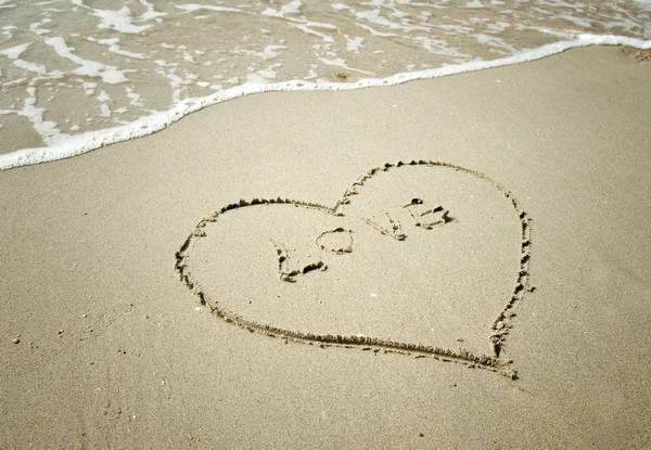 Herzen am Strand gezeichnet — Stockfoto