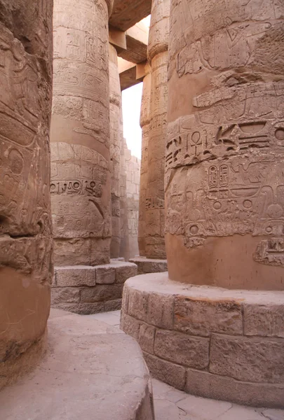 Colonnes anciennes en pierre à Karnak — Photo