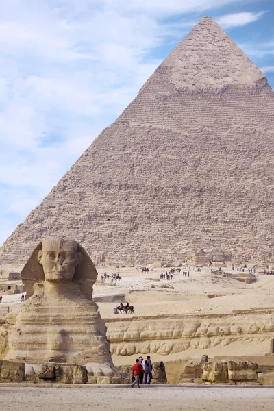 Esfinge egipcio con pirámide — Foto de Stock
