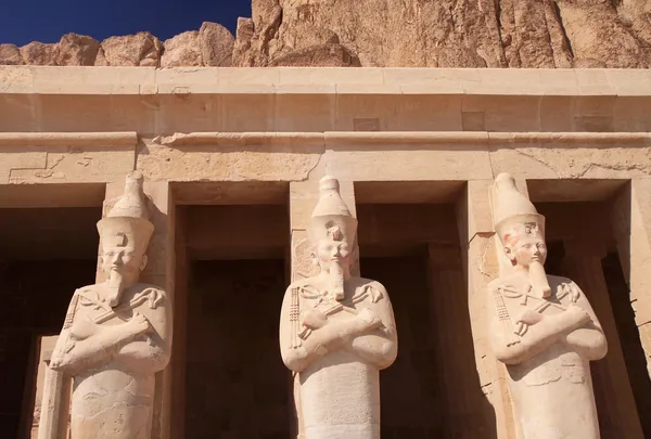 Статуї з каменю в єгипетського храму — стокове фото