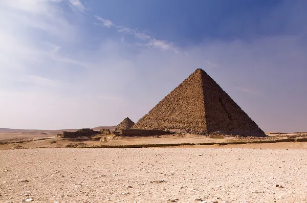 Piramis-a sivatagban — Stock Fotó