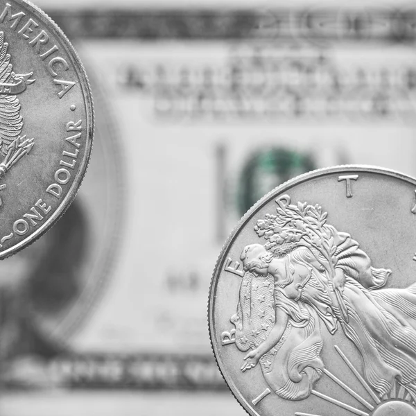 Duas moedas de prata dólar — Fotografia de Stock