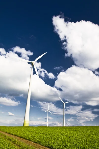 青い空を背景に風車 — ストック写真