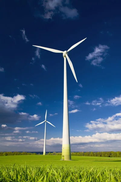 Moinhos de vento contra um céu azul — Fotografia de Stock