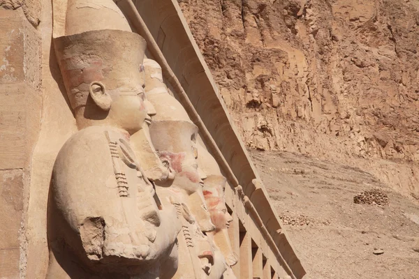 Estatuas de piedra en templo egipcio —  Fotos de Stock
