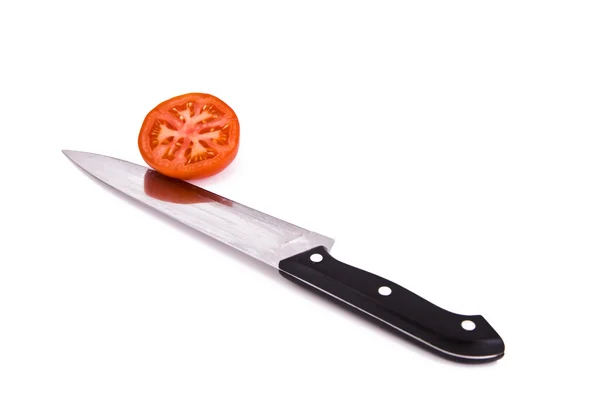 Tomate mit Messer — Stockfoto