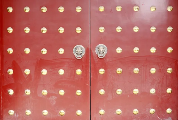 Grunge oude rode oude deur — Stockfoto