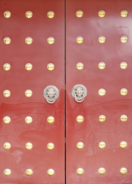 Grunge alte rote alte Tür — Stockfoto