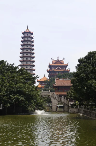 Huset och paviljongen av kinesisk trädgård Royaltyfria Stockbilder