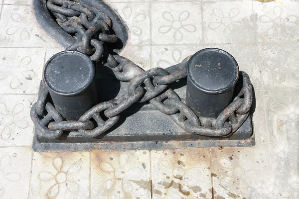 Cordas de navios amarradas nas docas do porto — Fotografia de Stock