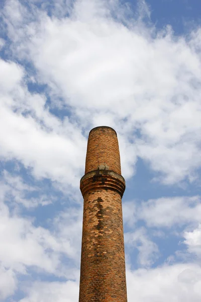 古い工場の煙突は空に手を伸ばす — ストック写真