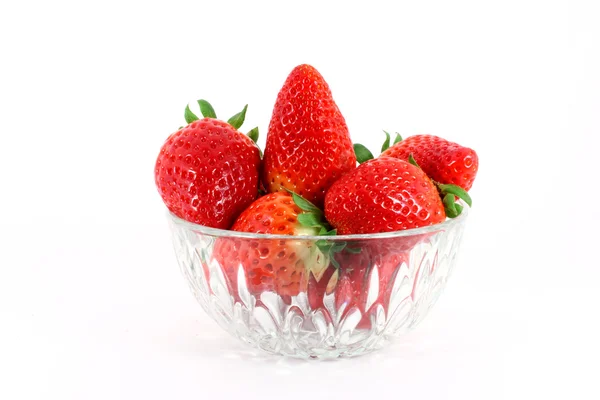 Świeże truskawki w szklanej misce — Zdjęcie stockowe