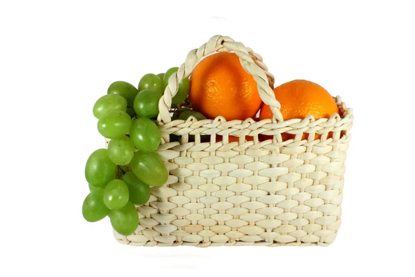 Kosz pełen winogron i pomarańczy — Zdjęcie stockowe