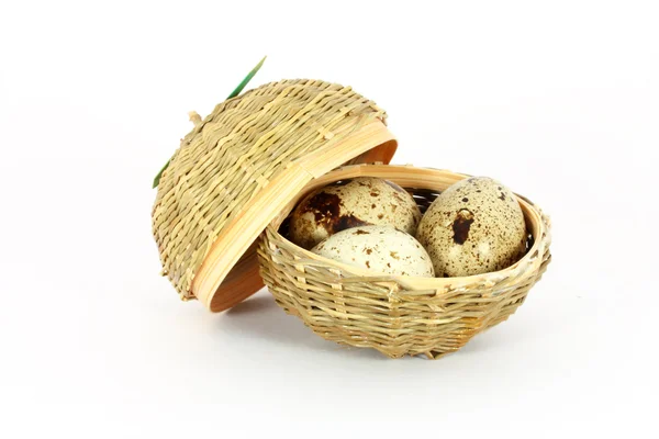 Três ovos em uma cesta pequena — Fotografia de Stock