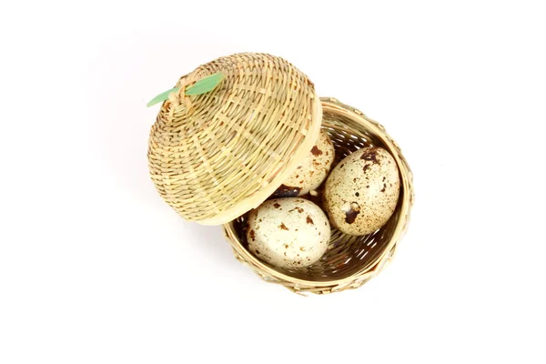 Küçük bir sepet içinde üç yumurta — Stok fotoğraf