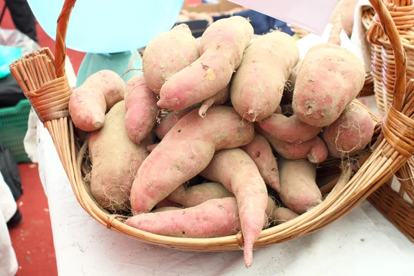 Korb voller Süßkartoffeln — Stockfoto