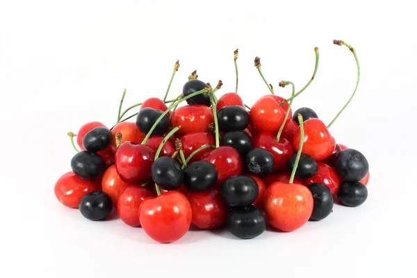 Słodkie wiśnie i jagody — Zdjęcie stockowe