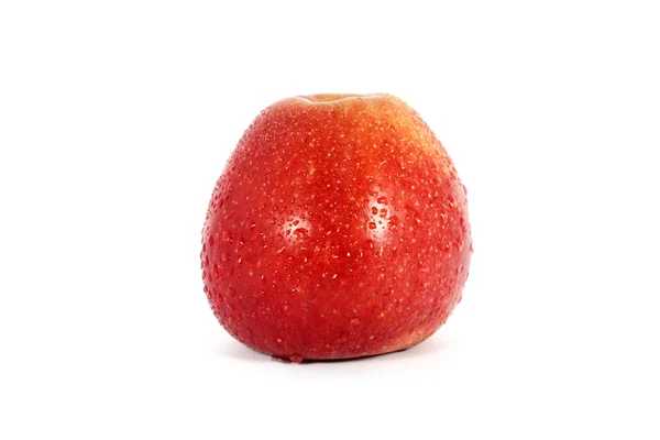Pomme rouge fraîche mûre avec gouttes d'eau — Photo