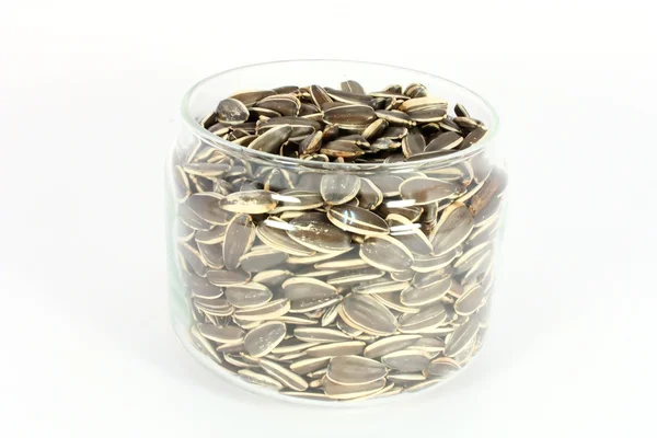 Семена подсолнуха в стеклянной банке — стоковое фото