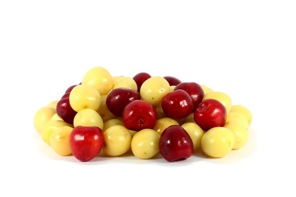 Cerejas vermelhas e amarelas doces — Fotografia de Stock