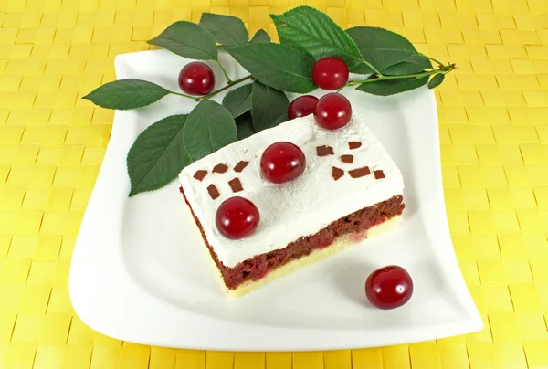Домашний торт с кислыми вишнями — стоковое фото