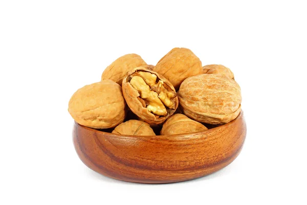 Ořechy v dřevěné míse — Stock fotografie