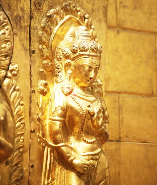 Золотая статуя — стоковое фото