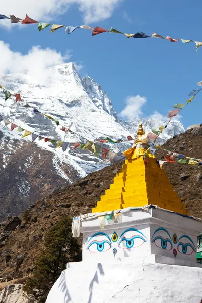 Stupa in mountains — Stock Photo, Image