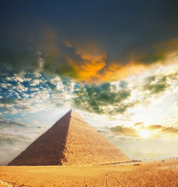 Піраміда — стокове фото