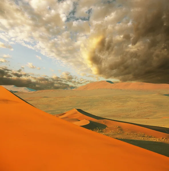 沙漠日落大道上 — 图库照片