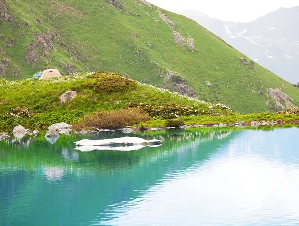 Dağlarda göl — Stok fotoğraf