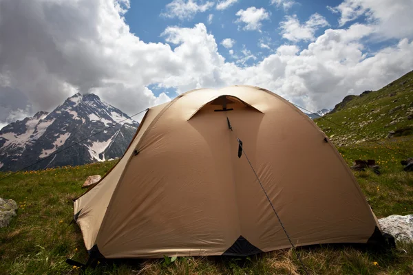 Tent in mountains — Stock Photo, Image