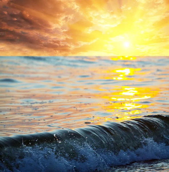 海波浪在日落 — 图库照片