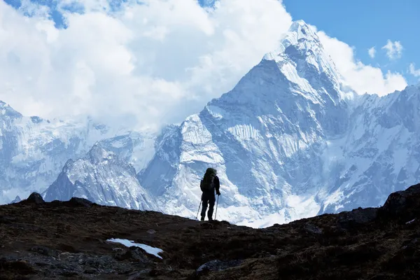 在喜马拉雅山脉徒步旅行 — 图库照片