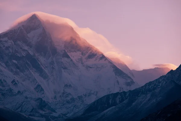 Горы на закате — стоковое фото