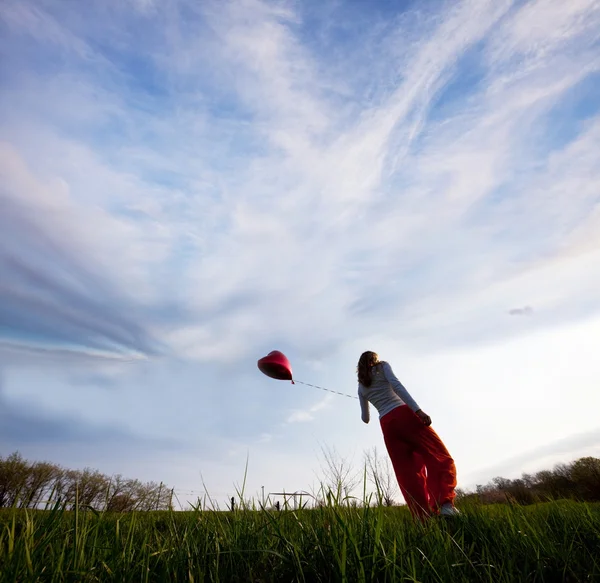 Fata pe iarbă — Fotografie, imagine de stoc