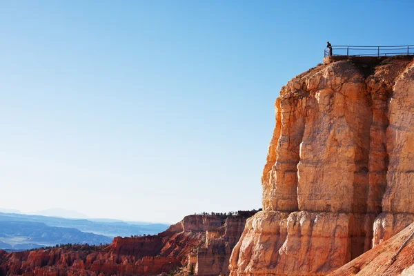 Man on the cliff — Stock Photo, Image