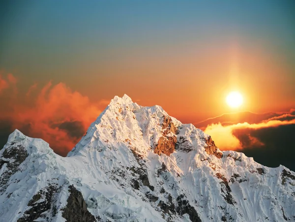Alpamayo peak on sunset1 — Stock Photo, Image