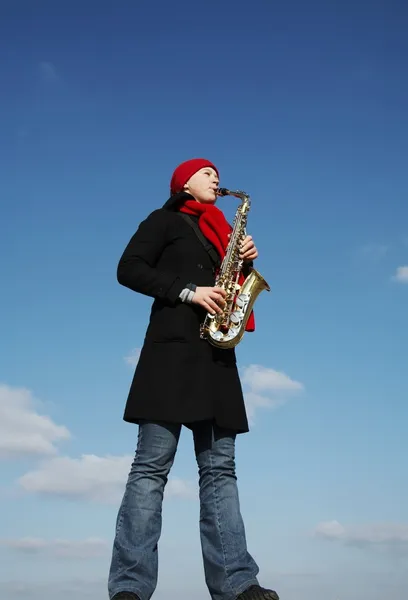 Meisje met saxofoon — Stockfoto