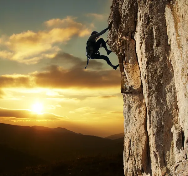 Ορειβάτης στο ηλιοβασίλεμα Εικόνα Αρχείου