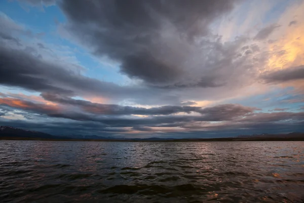 Göl günbatımı üzerinde — Stok fotoğraf
