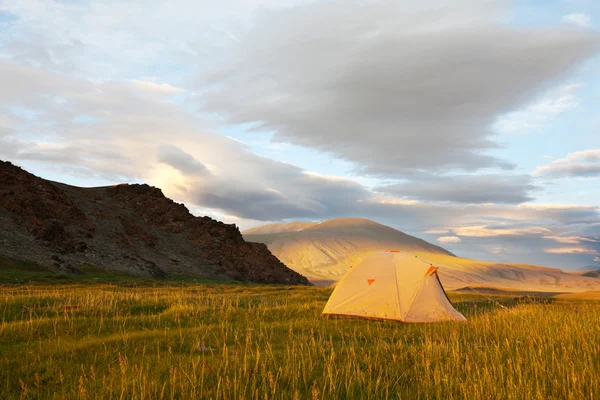 山のテント — ストック写真