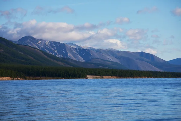 Góry jezioro hubsugul — Zdjęcie stockowe