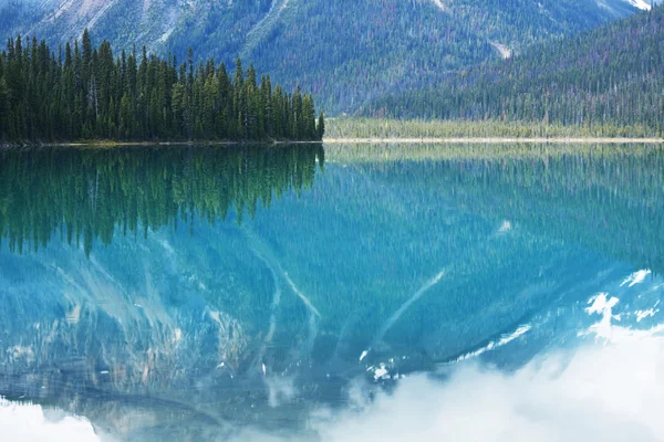 Mountain lake in Canada — Stock Photo, Image