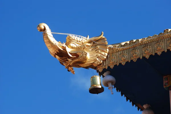 Скульптура золотого слона — стоковое фото